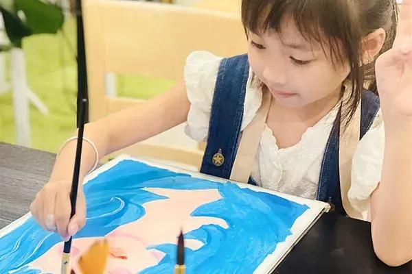 Lớp mầmĐối tượng: 4 - 9 tuổiLợi ích: Nơi khơi gợi và ươm mầm tài năng nghệ thuật trong con, đồng thời là môi trường lành mạnh giúp các con được tự do thể hiện cá tính của mình