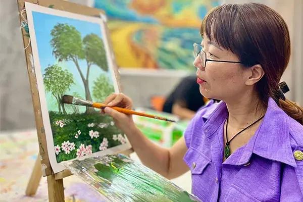 Lớp câyĐối tượng: 15 - ngoài 70 tuổiLợi ích: Không chỉ được học vẽ một cách chuyên nghiệp và bài bản. Lớp học còn là không gian nghệ thuật để mọi người trở về sau những bộn bề, áp lực cuộc sống.